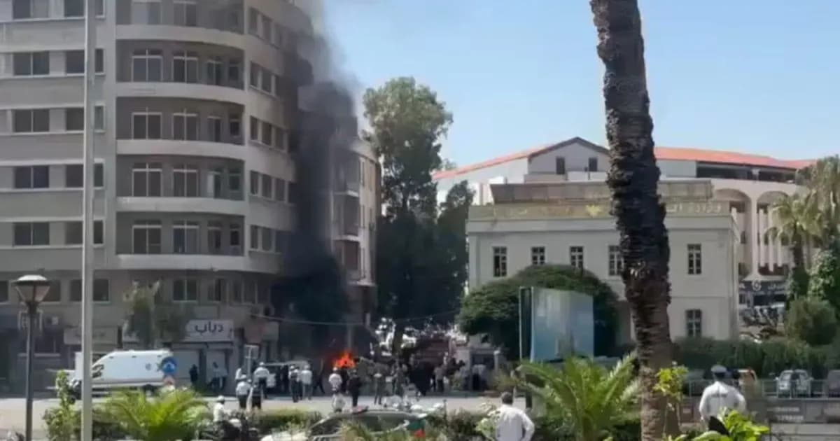Explosiones sacuden Damasco durante visita de Macron y dejan heridos