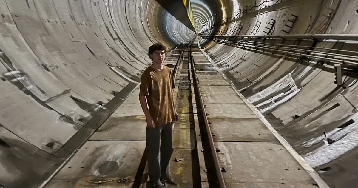 Un joven se aventura en un túnel olvidado del conurbano: adrenalina y exploración urbana