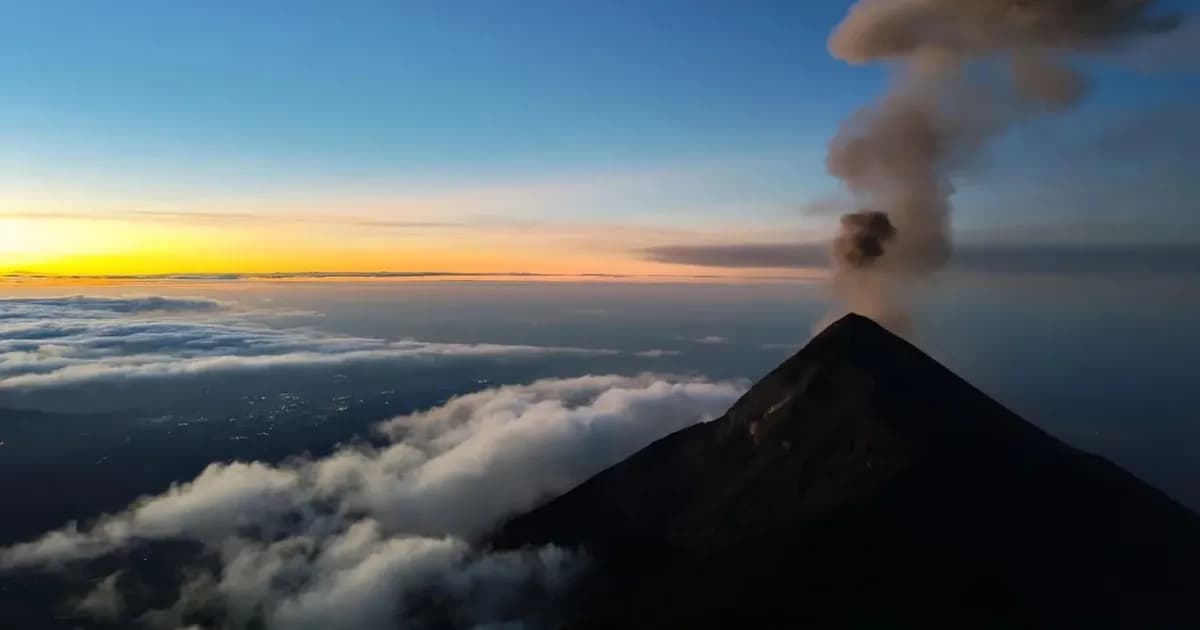 Aeropuerto La Aurora en Guatemala activa protocolo por ceniza del volcán de Fuego