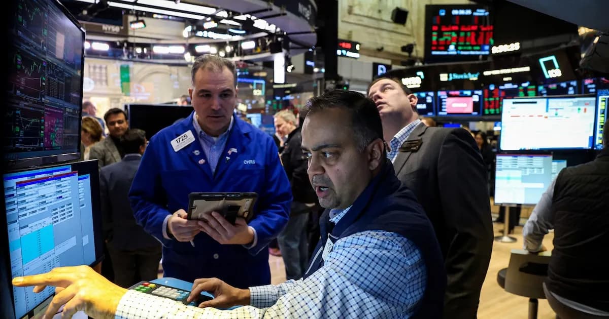 Resumen financiero: el dólar se estabiliza mientras acciones y bonos cierran febrero en baja