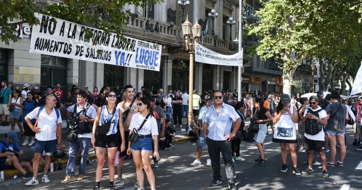 Argentina enfrenta un estancamiento laboral y la necesidad de reformas urgentes