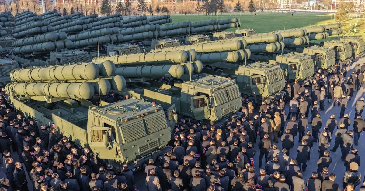 Corea del Norte presenta lanzacohetes nuclear bajo la supervisión de Kim Jong-un