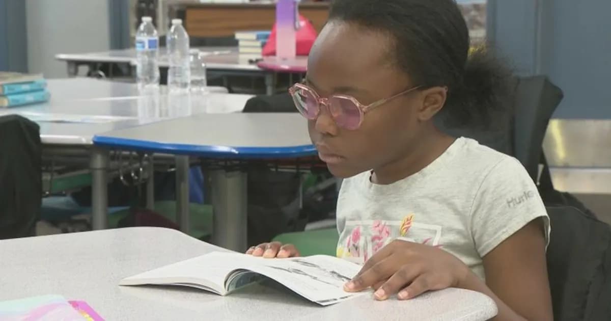 Una niña de 10 años estudia primaria y universidad simultáneamente en California