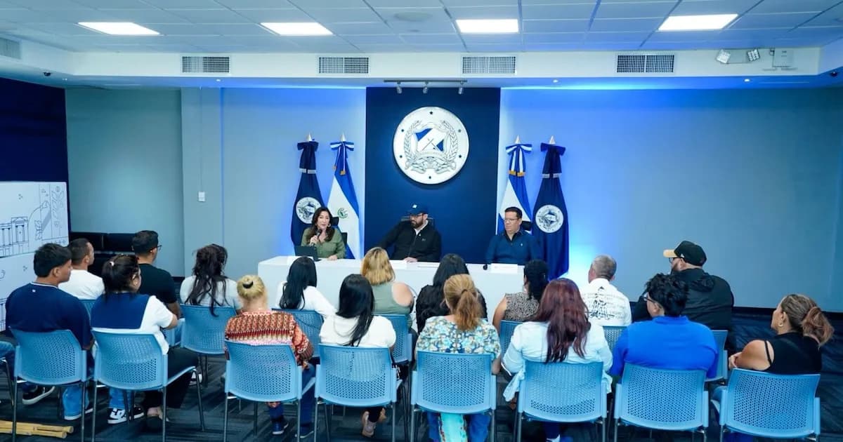 Entregan credenciales a familias de la comunidad Nicaragua en San Salvador