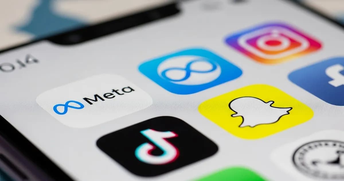 Aumento global de leyes que restringen redes sociales para menores de edad