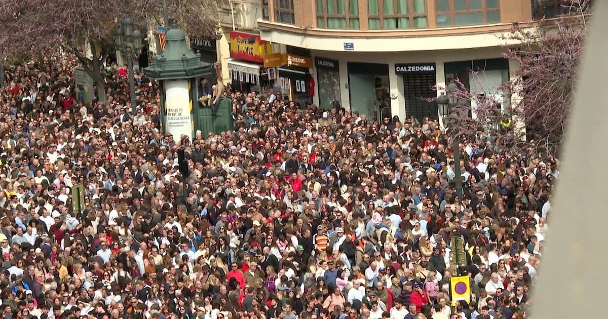 Un espectáculo de ritmo y emoción en la primera 'mascletà' de las Fallas 2026