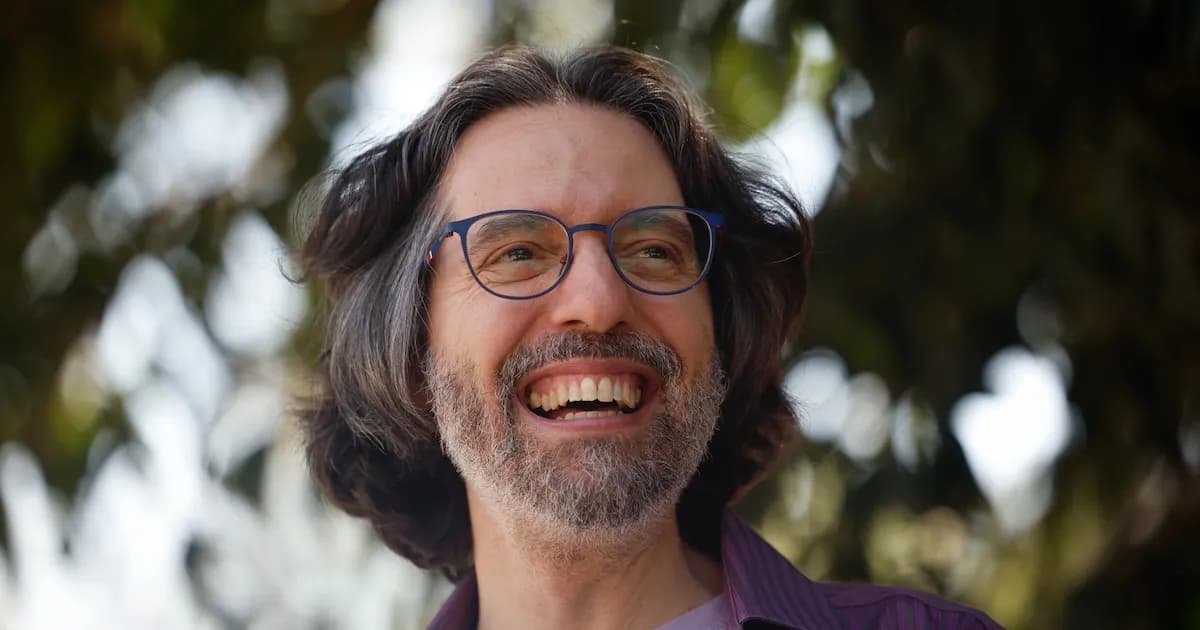 Andrés Neuman presenta 'Isla con madre' y reflexiona sobre la poesía y la memoria