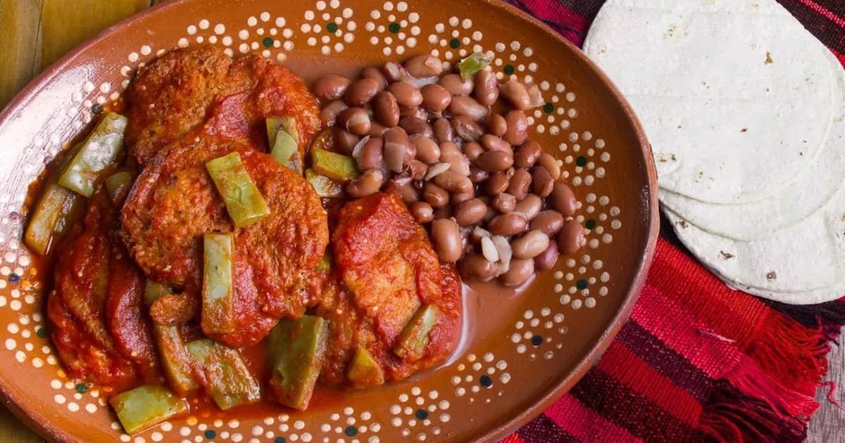 Delicias de Cuaresma: Tortitas de Camarón con Nopales en Salsa de Chile Guajillo