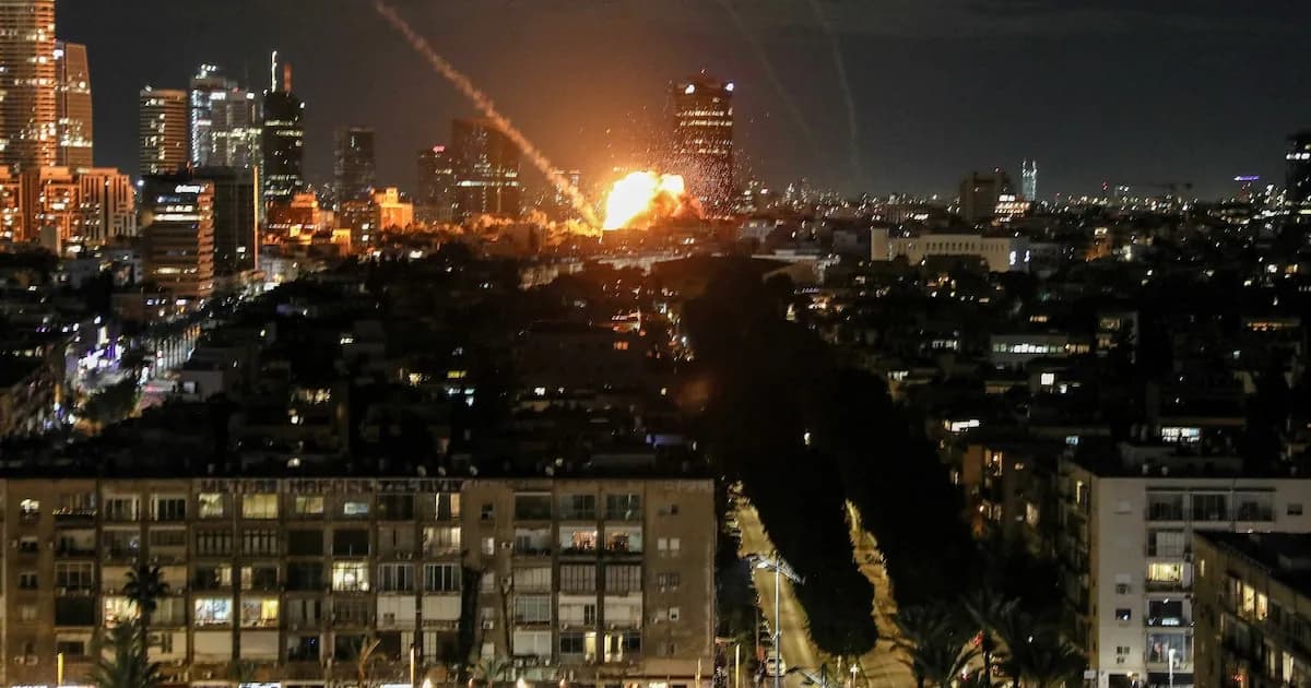 Explosiones sacuden Israel y el Golfo tras ataques con drones y misiles desde Irán