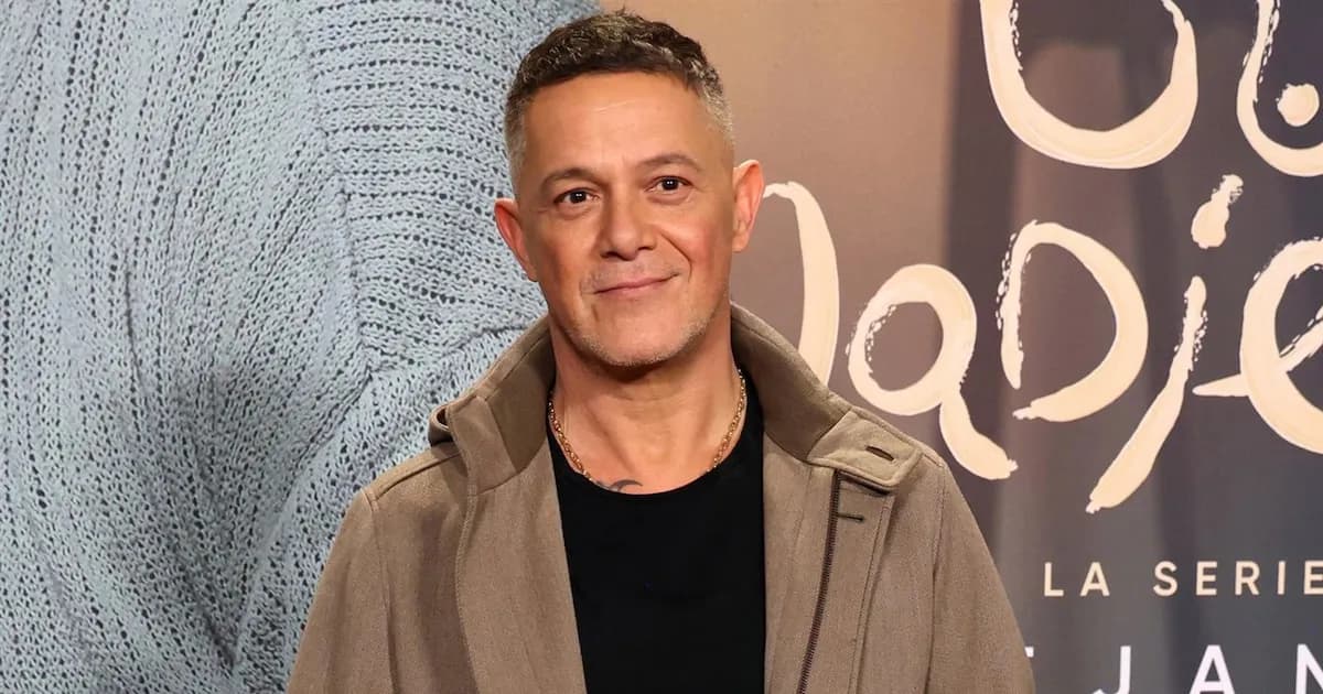 Alejandro Sanz sorprende al besar a Stephanie Cayo en su concierto en Ecuador