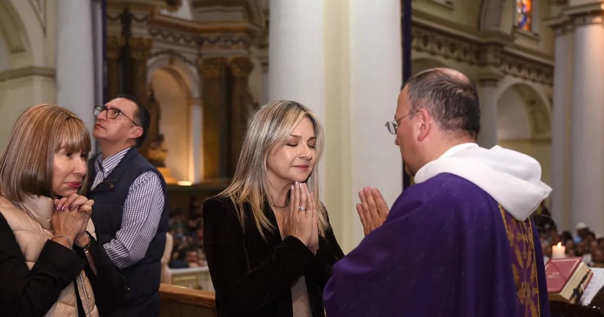 Vicky Dávila genera controversia por cantar en misa: ¿uso de la religión para fines políticos?