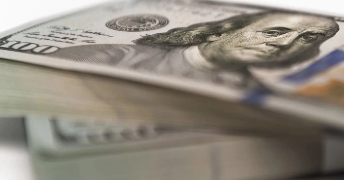 El dólar mayorista se mantiene por debajo de $1.400 en medio del caos global