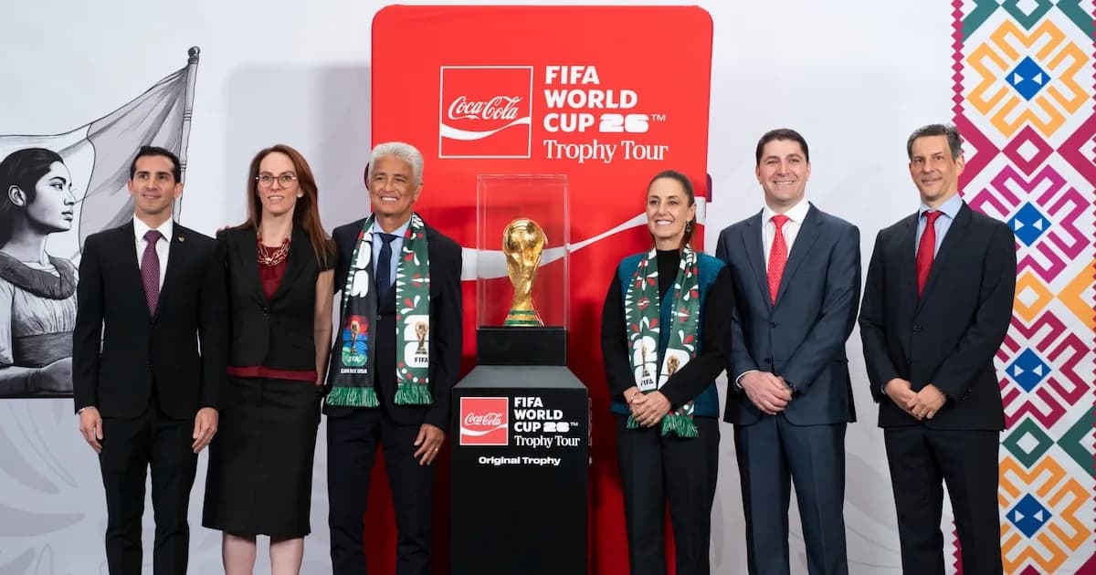 Claudia Sheinbaum levanta el trofeo de la Copa del Mundo en Palacio Nacional