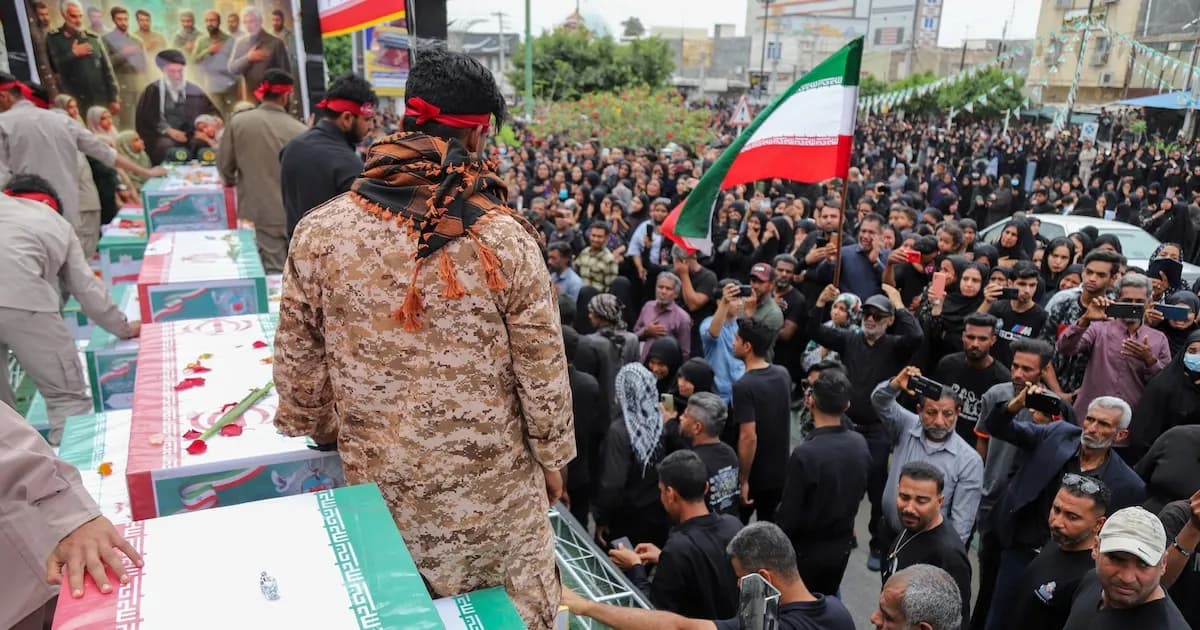 Masivo funeral en Irán por las víctimas del ataque a una escuela primaria