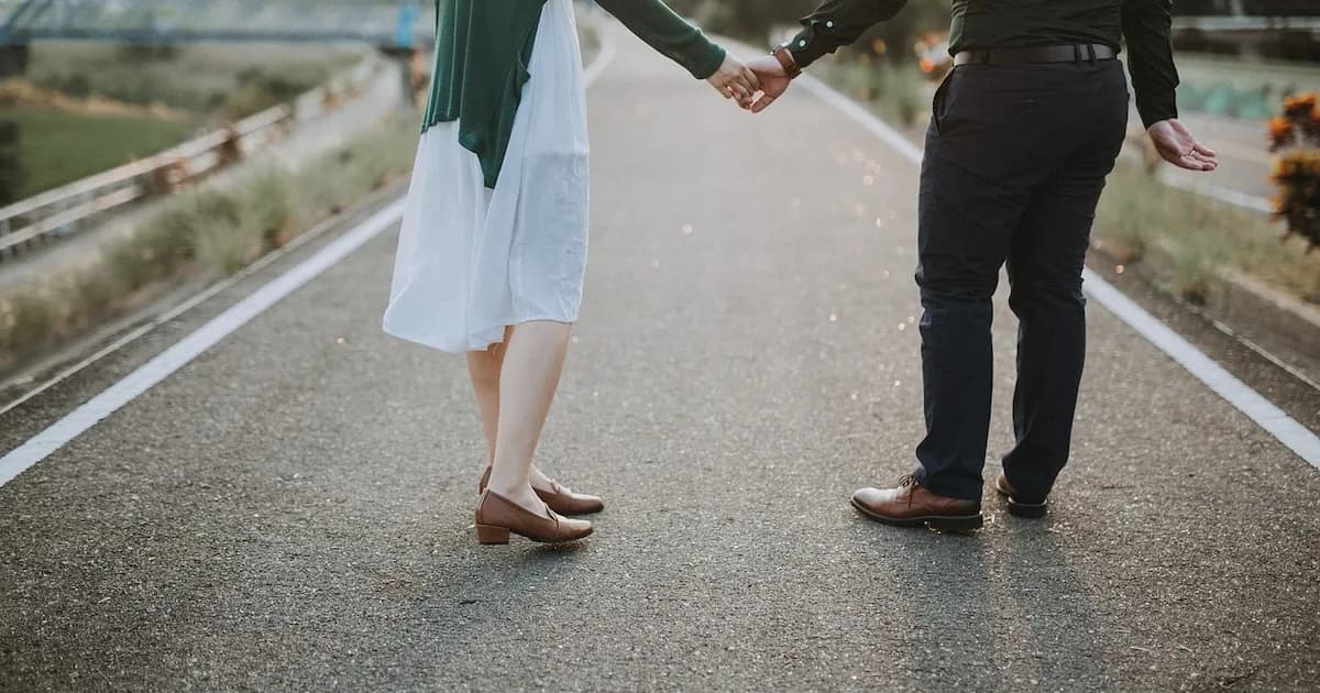 Los españoles priorizan experiencias románticas sobre regalos y sexo