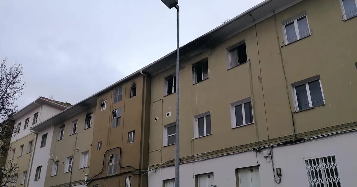 Incendio en Ferrol deja cuatro heridos, entre ellos un menor y un bombero