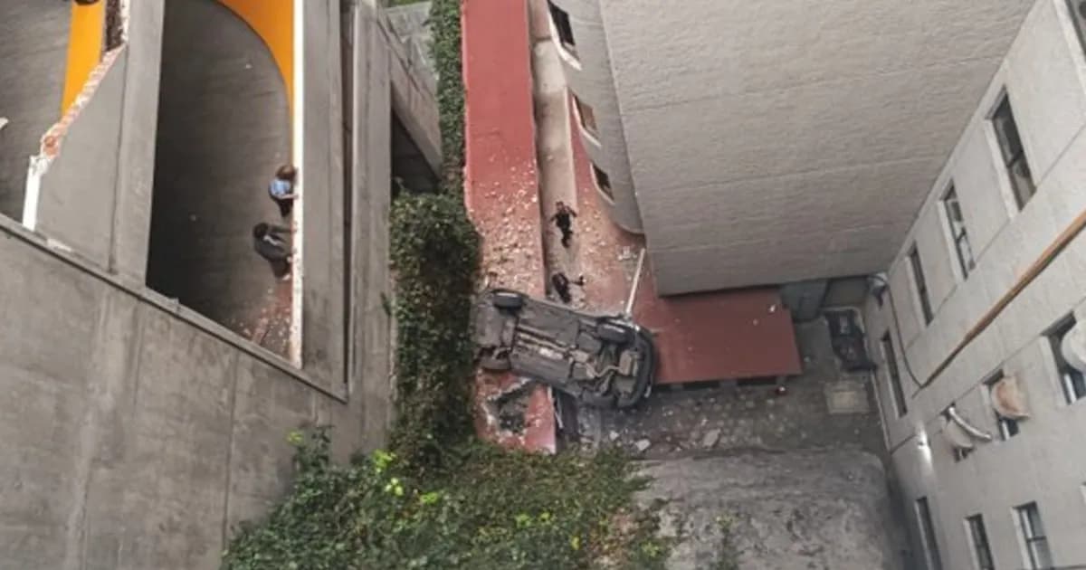 Un auto cae del sexto piso de un edificio en Cuajimalpa: tres heridos