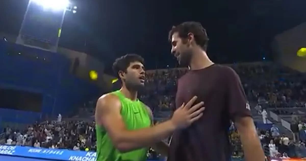 Alcaraz sorprende en Doha y deja a Khachanov con una curiosa pregunta