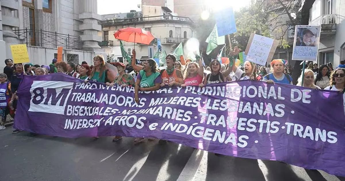Miles de mujeres marchan en Buenos Aires criticando el ajuste de Milei por el Día de la Mujer