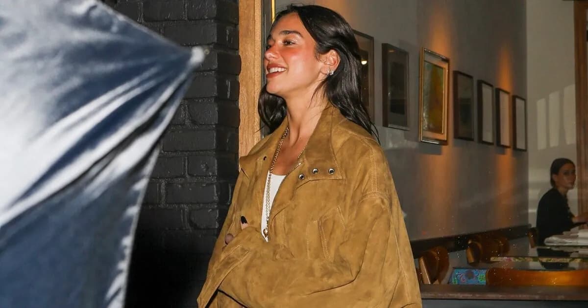 Dua Lipa marca tendencia en Los Ángeles con un audaz conjunto de transparencias y gamuza