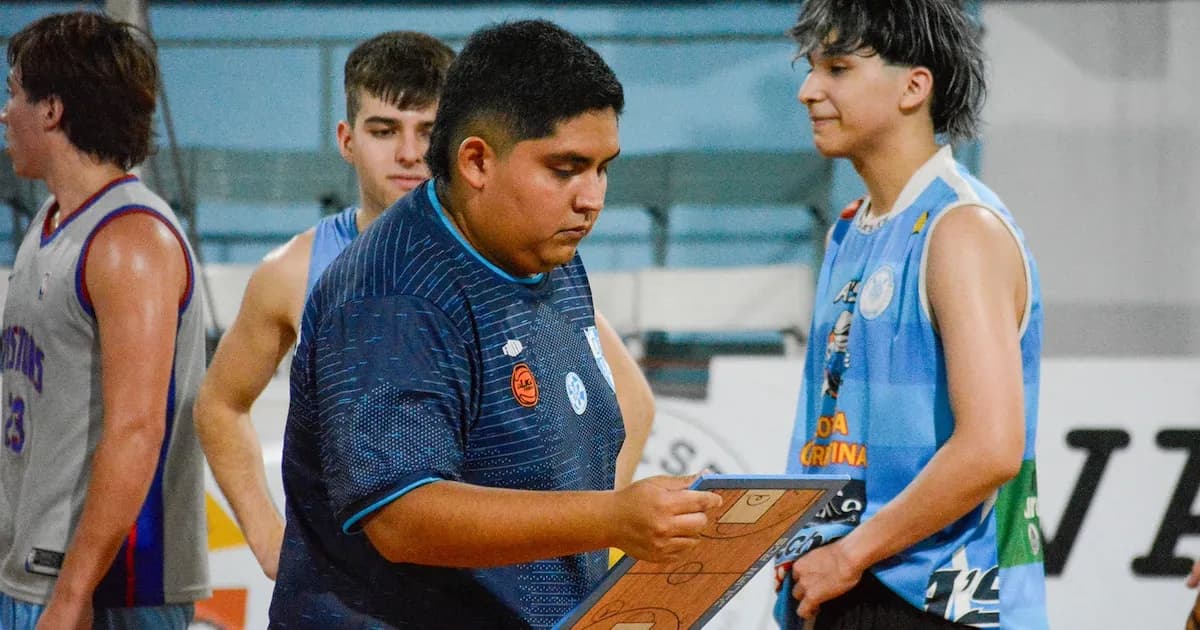 De cajero en México a ser el DT más joven del básquet argentino a los 22 años
