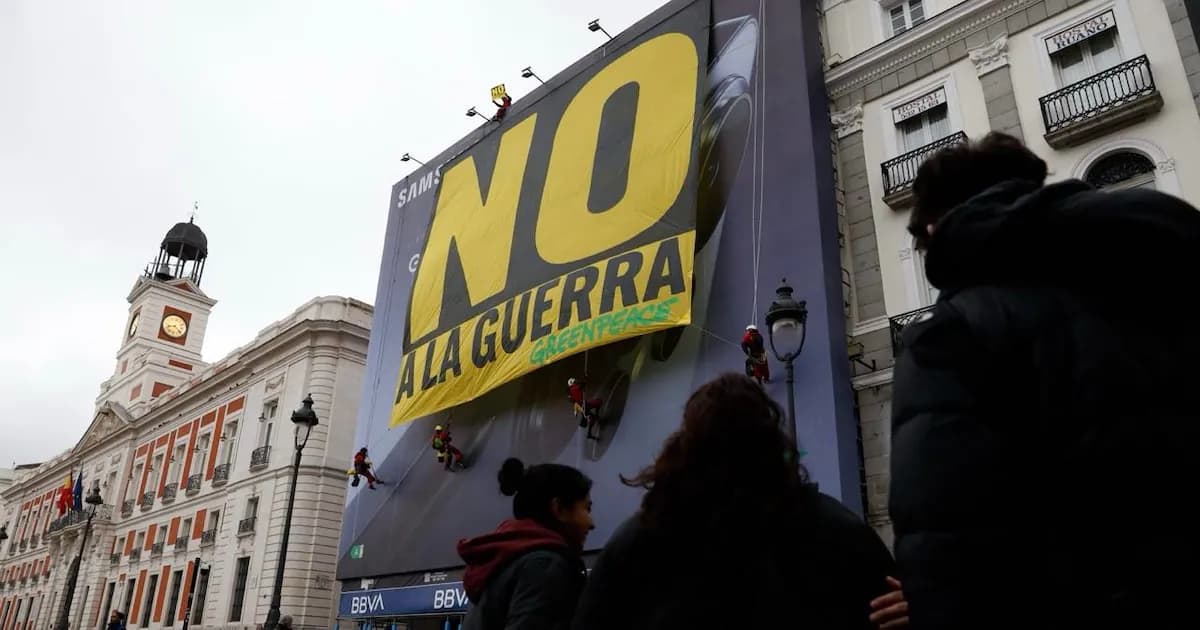 Greenpeace levanta su voz en Madrid con un gran cartel que dice 'No a la guerra'