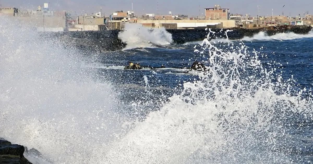Cierre de playas en Callao por oleajes de hasta tres metros