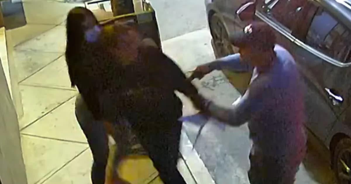 Roban camioneta en Cuautitlán Izcalli: mujer actúa como cómplice bloqueando a la víctima