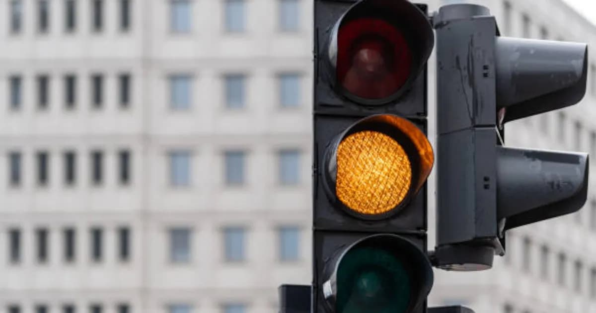 Pasar un semáforo en ámbar podría costar hasta 200 euros: lo que dice la normativa
