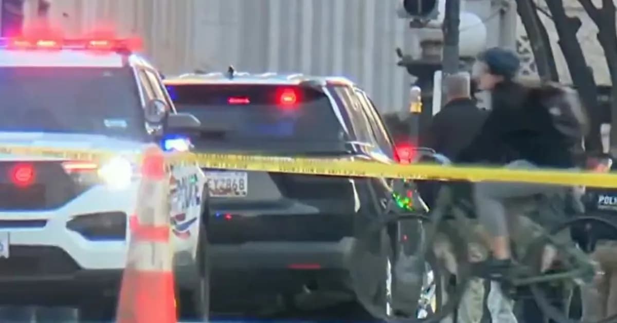 Camioneta embiste barricada en la Casa Blanca, se cierran calles de Washington