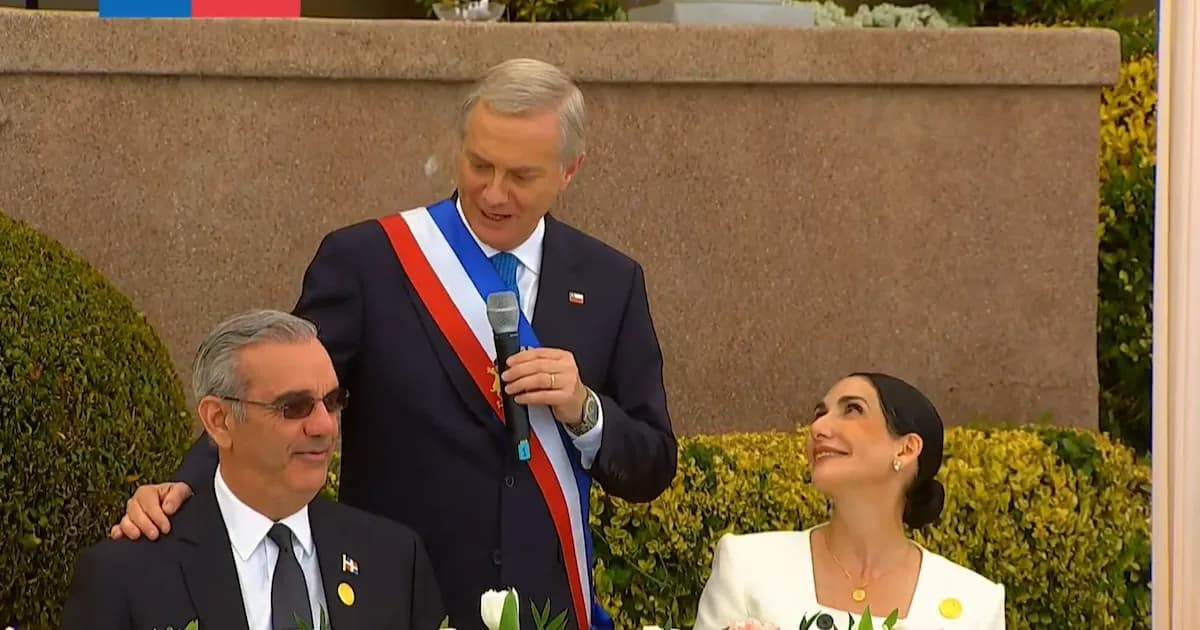 Kast sorprende en su investidura al felicitar a Abinader por su aniversario de bodas