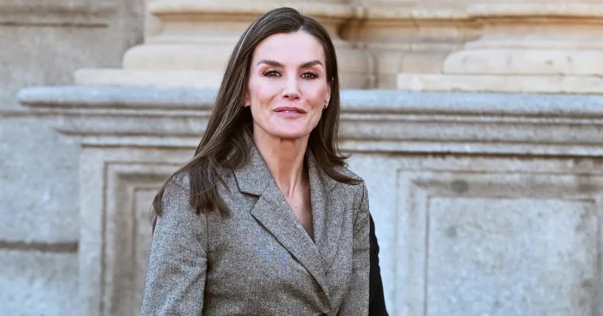La Reina Letizia deslumbra con un traje que resalta su figura en un evento oficial