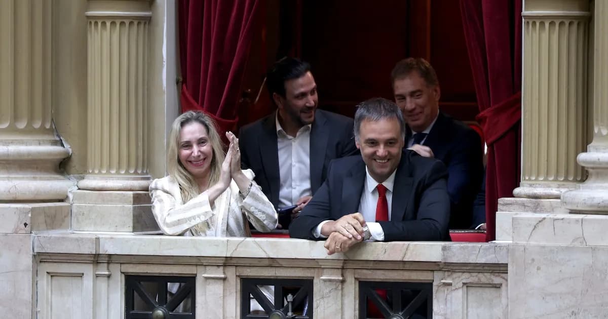 El Gobierno respalda a Adorni tras controversia por viaje a EE.UU.