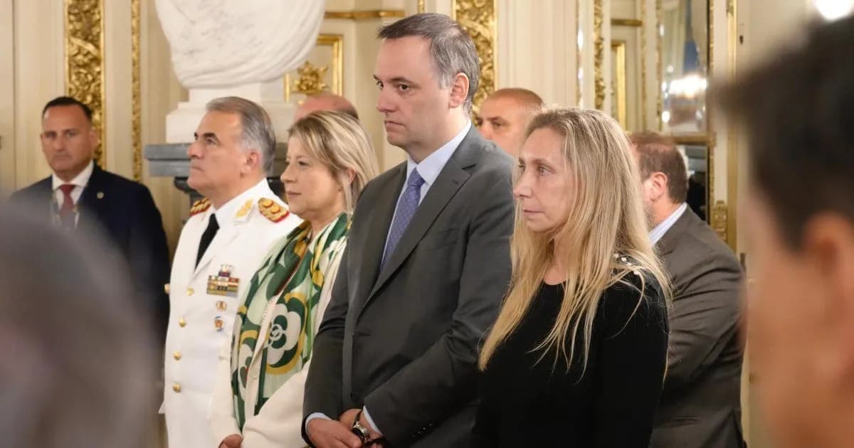 El Gobierno defiende a Manuel Adorni tras polémica por viaje de su esposa