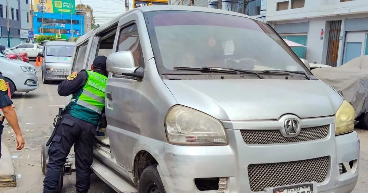 Chofer de transporte informal intentó incendiar su vehículo en un operativo de control