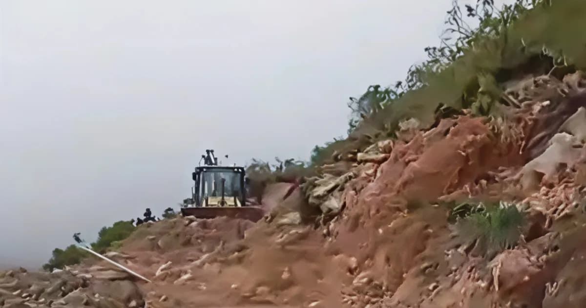 Deslizamiento de tierra arrastra maquinaria en Cajamarca, afectando a varias comunidades