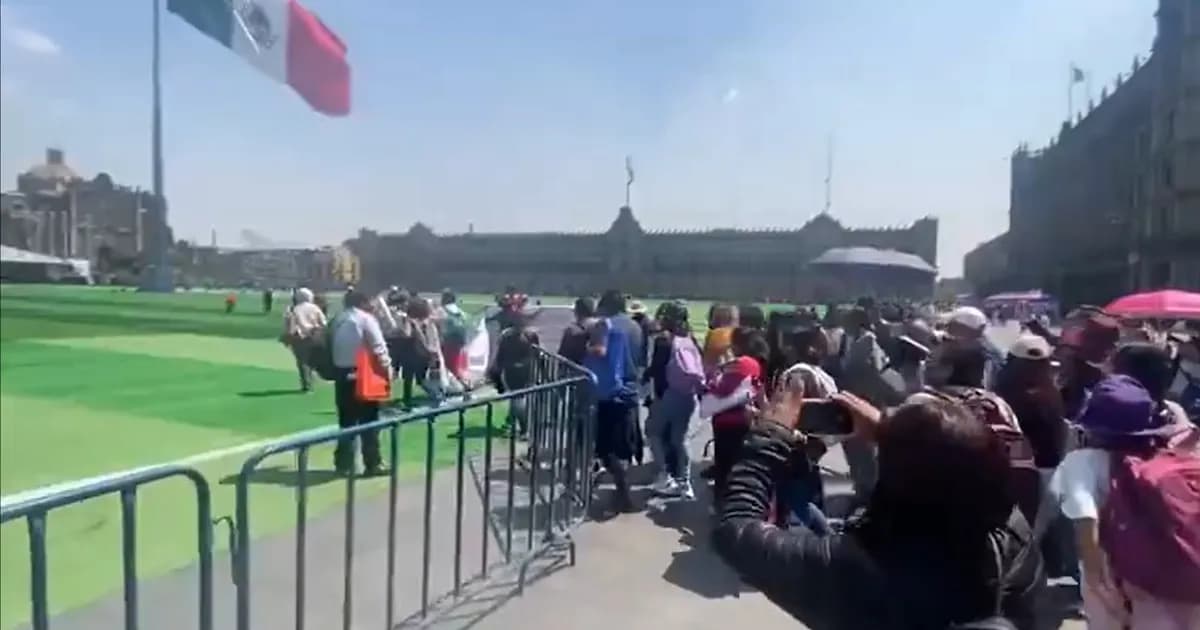 Maestros protestan en el Zócalo durante preparación para clase masiva de fútbol