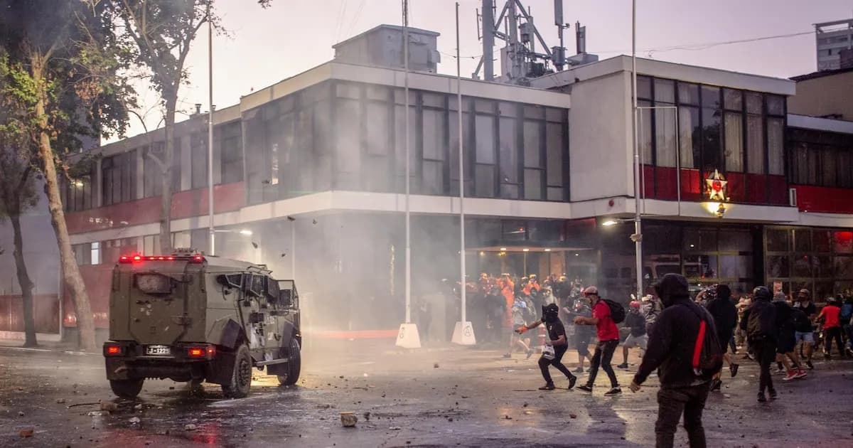 Kast considera indultar a policías y militares condenados por violencia en protestas de 2019
