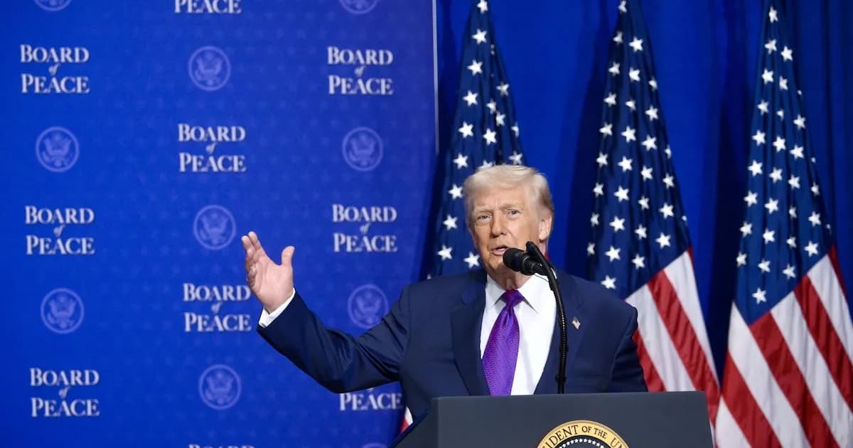 Trump reprocha fallo de la Corte Suprema y planea nuevos aranceles del 10%