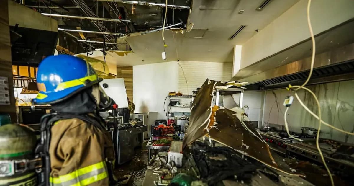 Incendio en centro comercial de San Benito moviliza a equipos de emergencia en El Salvador