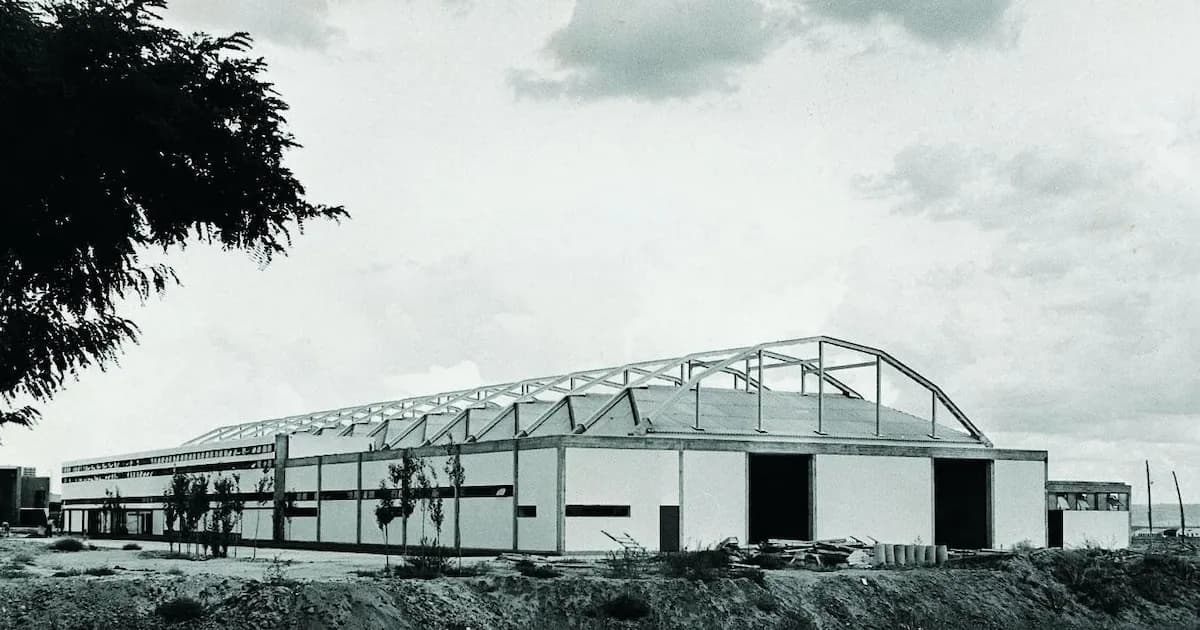 Marisa, la operadora que transforma un taller en un museo en Barajas