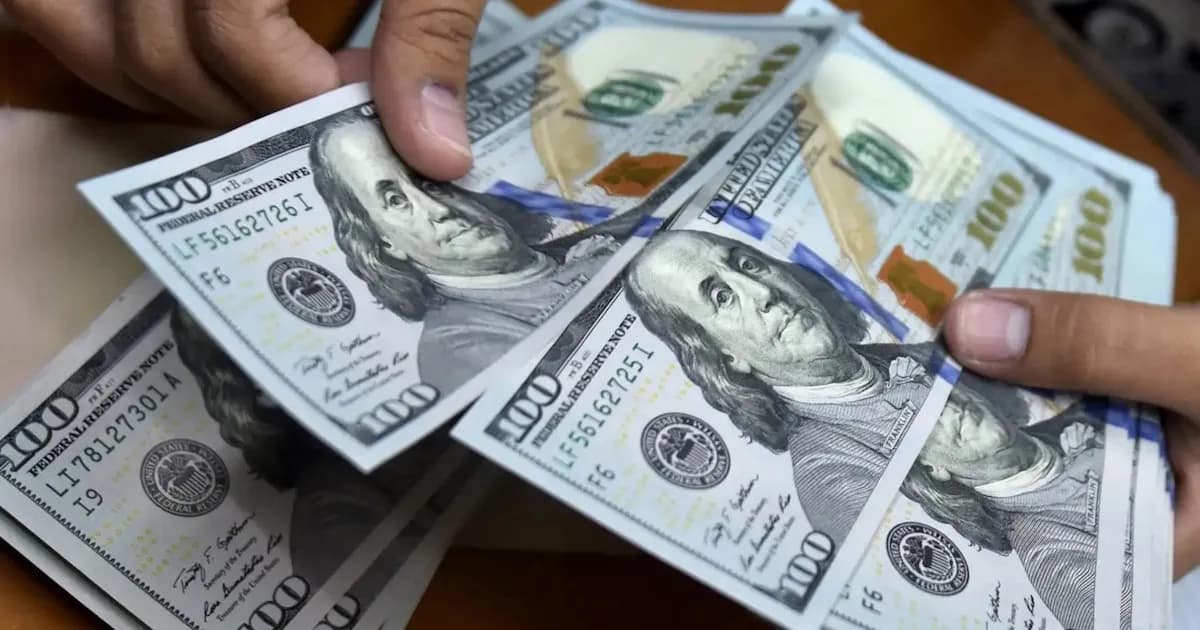 El dólar se aleja del máximo de la banda cambiaria: análisis y proyecciones