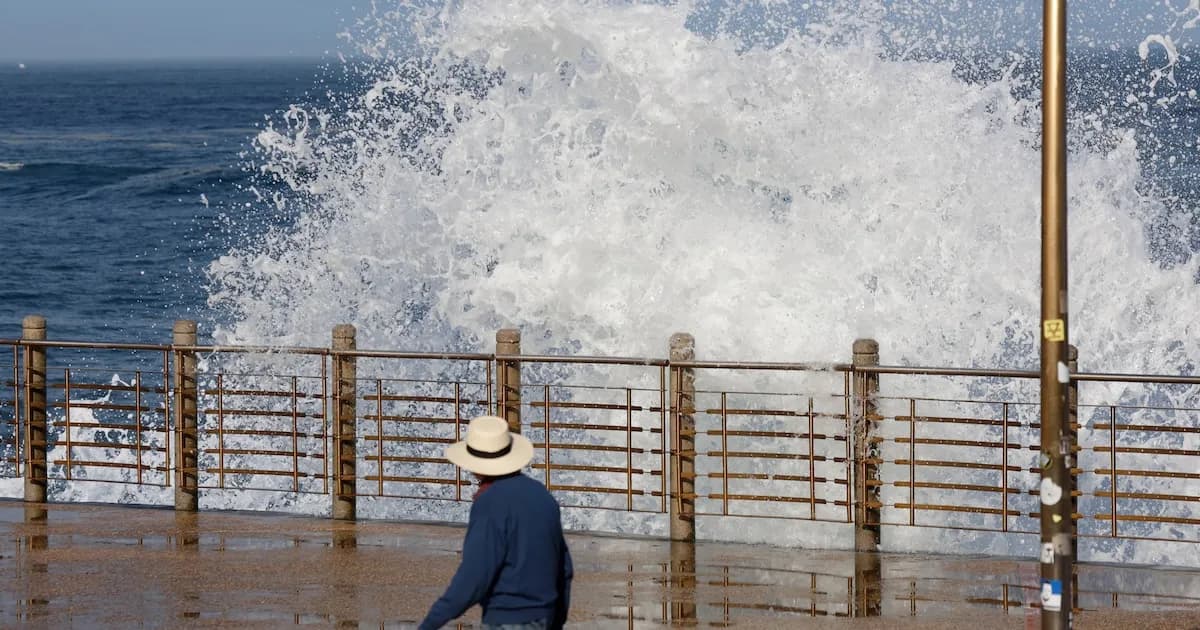 Alerta roja en Menorca por olas de hasta 14 metros y viento huracanado en Cataluña