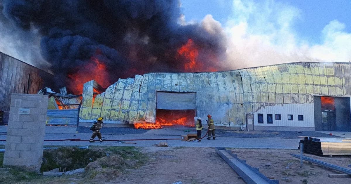 Incendio devastador en depósito logístico de Benavídez: intervienen múltiples dotaciones de bomberos