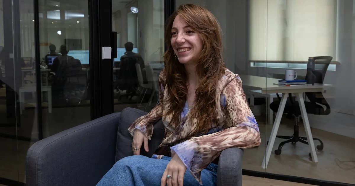 Clara Nuño aborda la presión estética en su novela 'Las niñas bonitas no pagan dinero'