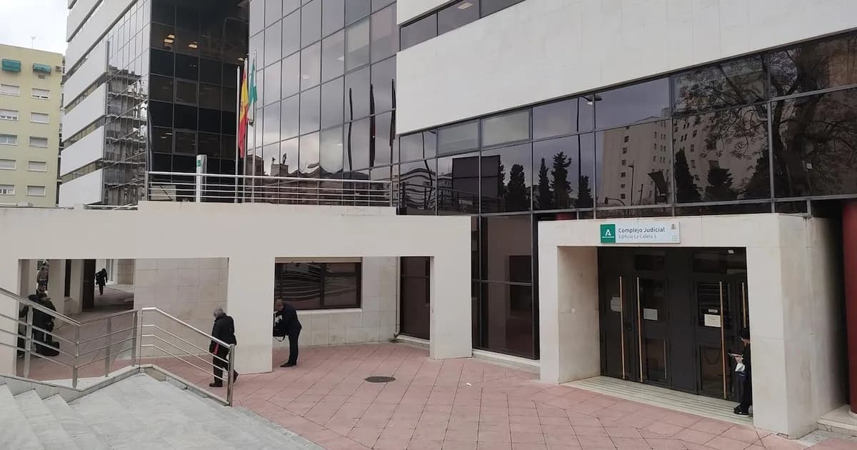 Subinspector de Granada enfrenta juicio por violar orden de alejamiento tras condena por maltrato