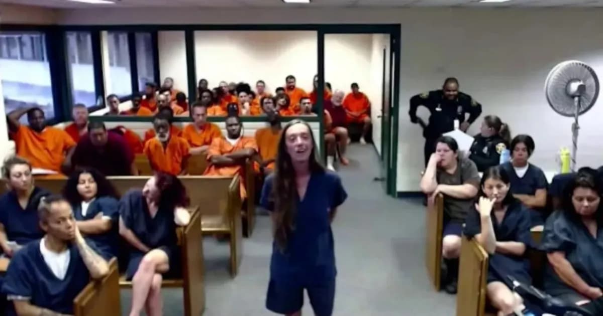 Mujer se ríe en audiencia tras atropellar y causar la muerte de un niño de 8 años