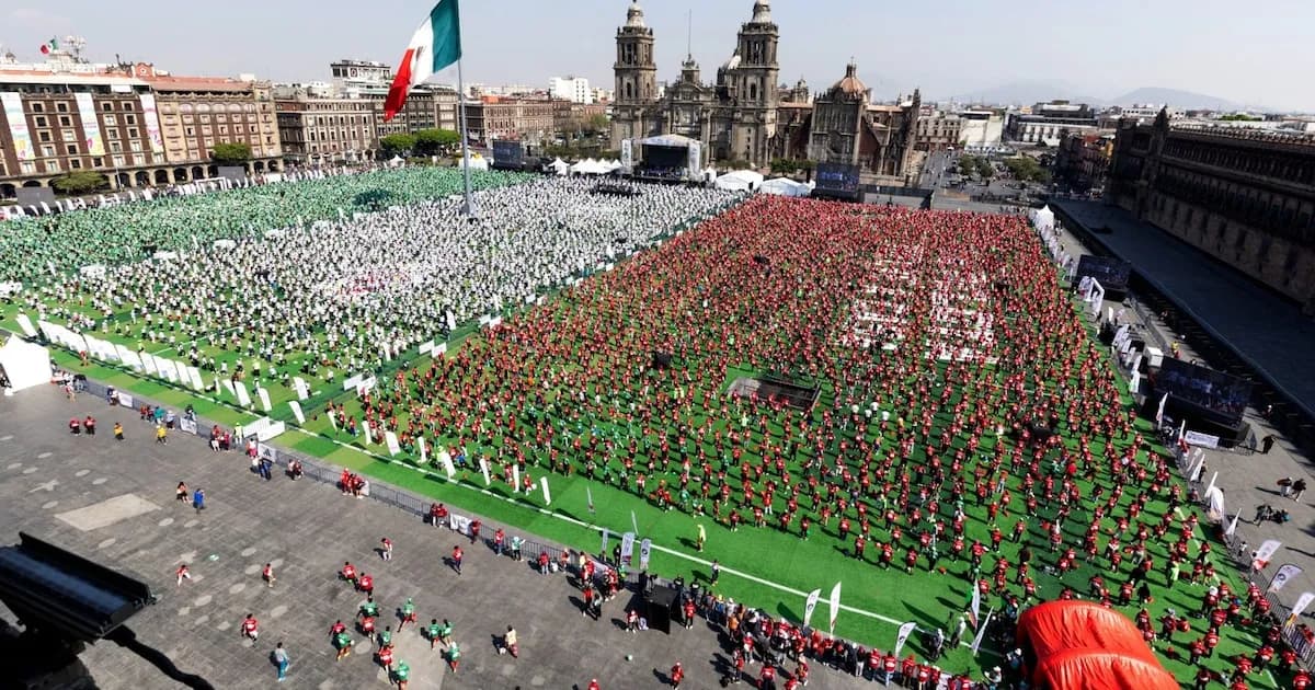 CDMX destinará césped del Zócalo a mejorar canchas de fútbol en la ciudad