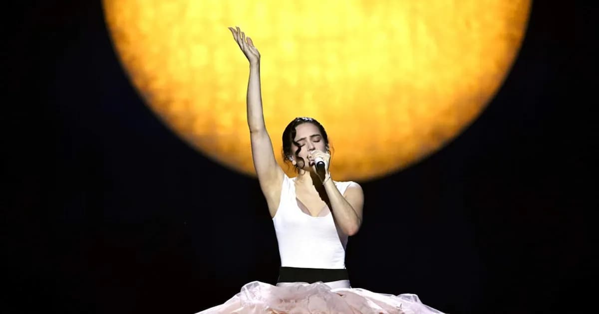 Rosalía deslumbró en el estreno de su gira mundial con un innovador espectáculo en Lyon