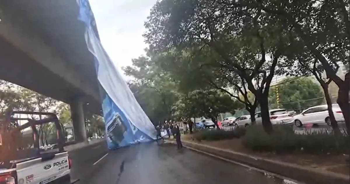 Caída de lona gigante interrumpe el tránsito en el Periférico Sur de Ciudad de México